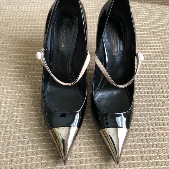 Louis Vuitton Women's Black Patent leather Pointed Toe Stiletto Heels. - Picture 2 of 10
